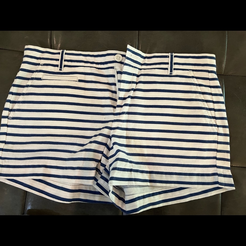 GAP - white and navy shorts